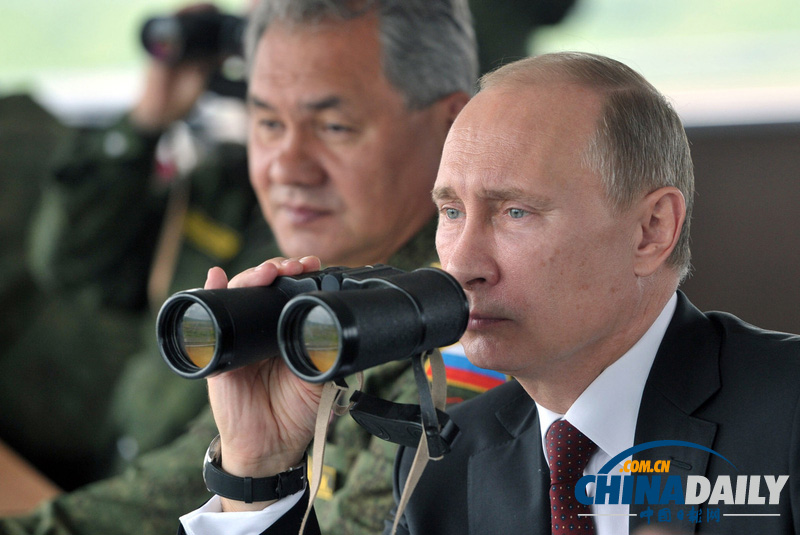 2013年7月16日，俄总统普京（前）亲自到现场坐镇，观看了演习。国防部长绍伊古（后）当天也陪同普京观摩了军演。图片来源：中国日报网