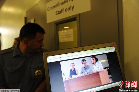 资料图：斯诺登于莫斯科时间7月12日在莫斯科谢列梅捷沃机场与多家人权机构代表人士举行会谈。图为记者拿着电脑准备进入采访区。