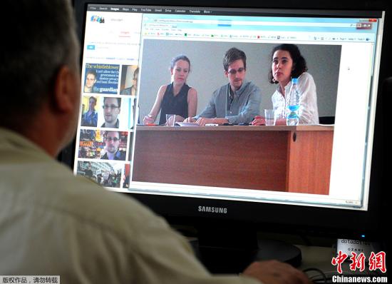 美国“棱镜”监控计划泄密者爱德华·斯诺登于莫斯科时间7月12日在莫斯科谢列梅捷沃机场与多家人权机构代表人士举行会谈。图为一人在机场内的电脑上观看期诺登会谈时的图片。