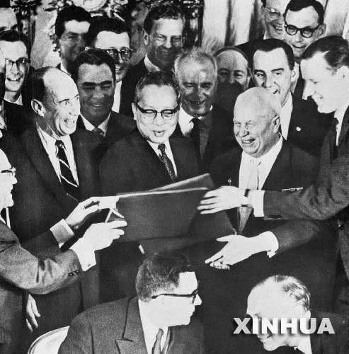 1963年8月5日，美、苏、英在莫斯科签署了《部分禁止核试验条约》。图为《部分禁止核试验条约》签署现场的资料照片。 新华社发