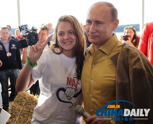 普京参加俄罗斯论坛活动 备受女青年追捧