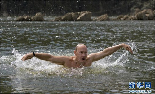 普京假期期间在西伯利亚游泳健身，展示“大鹏展翅”。