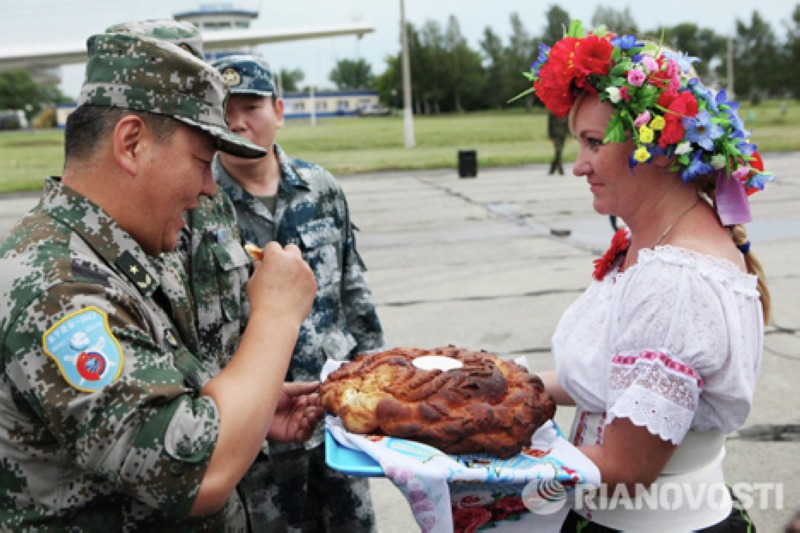 车里雅宾斯克沙戈尔机场用面包和盐隆重欢迎抵达这里的中国人民解放军沈阳军区军官。