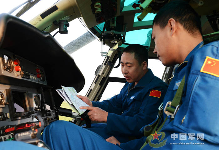 陆航直升机机务人员在做飞行前的准备工作摄影：解放军报记者  李靖