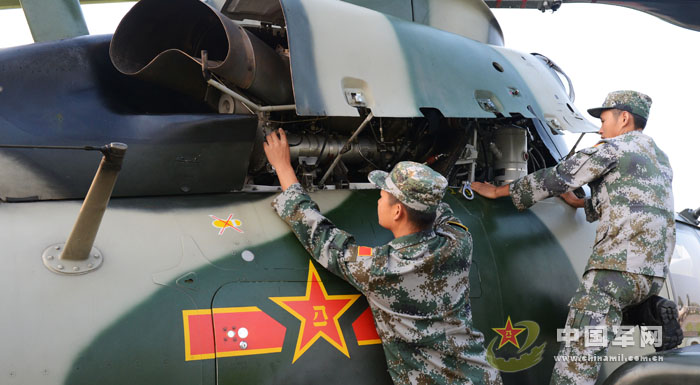 陆航直升机机务人员在做飞行前的准备工作摄影：解放军报记者  李靖
