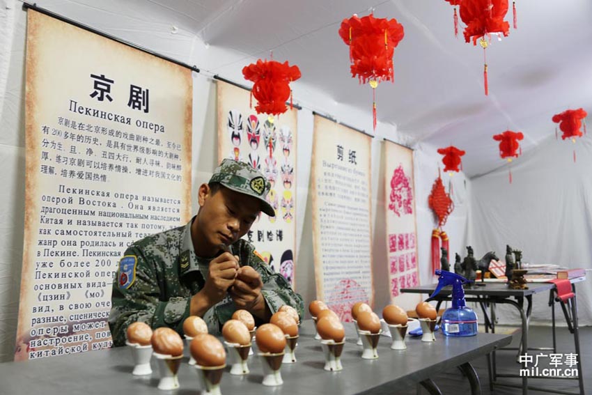 官兵为中华文化体验馆开馆做准备摄影：李祥辉