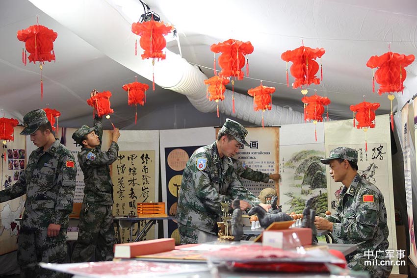 官兵在布置中华文化体验馆摄影：李祥辉