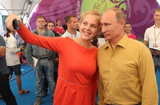 普京参加俄罗斯论坛活动 备受女青年追捧