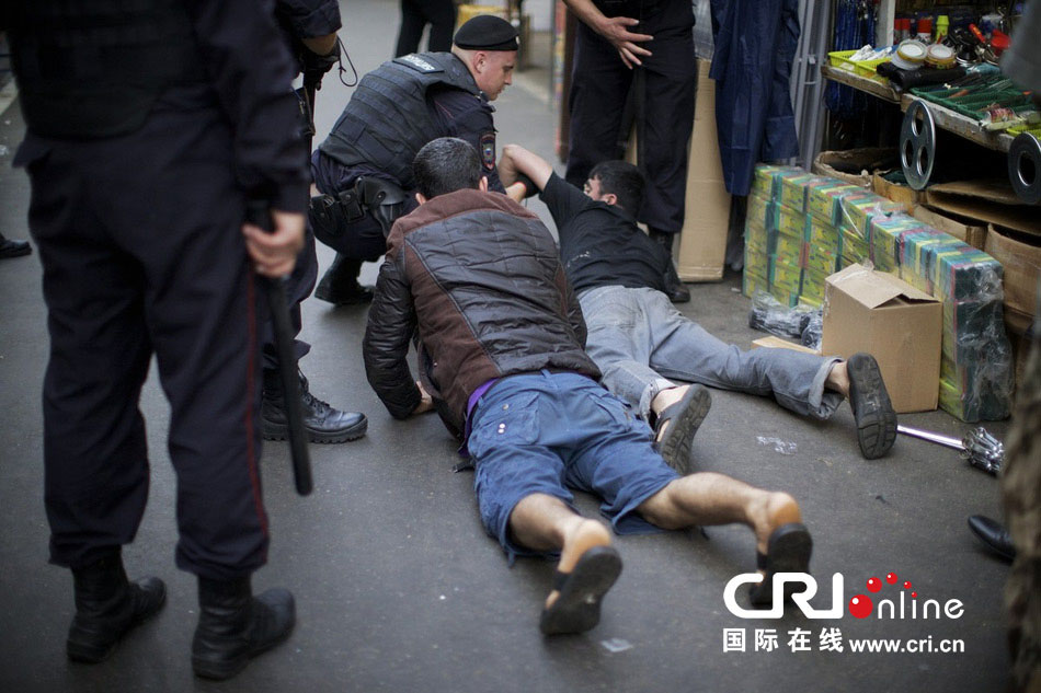 当地时间2013年8月7日，俄罗斯莫斯科，警察大规模整治集市，以违反移民法为由逮捕多人。图片来源：Alexander Zemlianichenko/东方IC