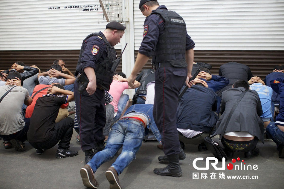 当地时间2013年8月7日，俄罗斯莫斯科，警察大规模整治集市，以违反移民法为由逮捕多人。图片来源：Alexander Zemlianichenko/东方IC