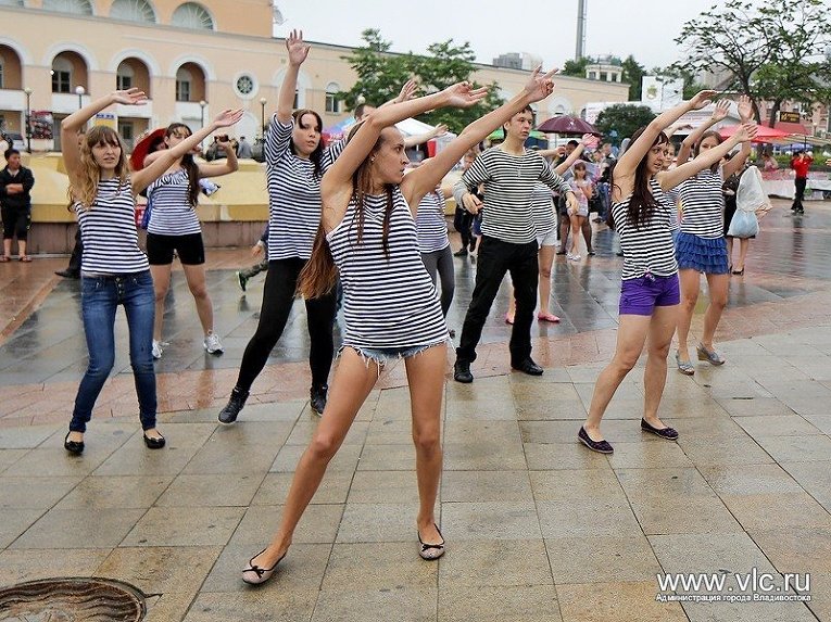 俄远东举办“泡沫派对” 数百名游客冒雨狂欢