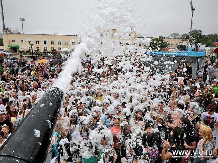 俄远东举办“泡沫派对” 数百名游客冒雨狂欢