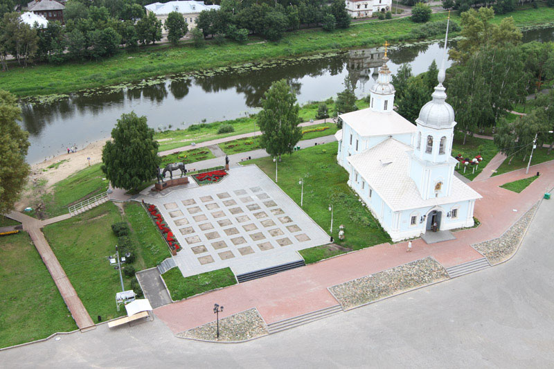 图为亚历山大·涅夫斯基教堂和前面的小广场。 （人民网记者 刘旭摄）