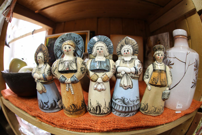 图为具有俄罗斯特色的陶瓷装饰品。（人民网记者 屈海齐摄）