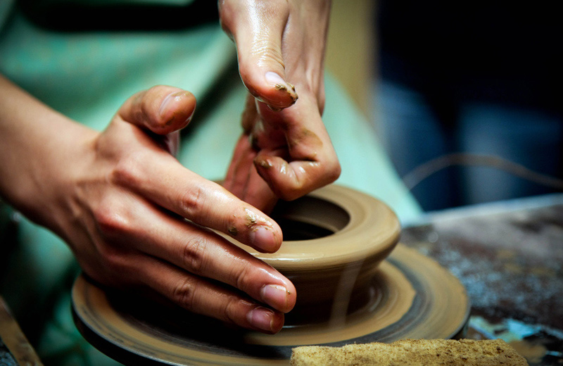 妮娜·米申采娃在示范制作陶器。（人民网记者 屈海齐摄）