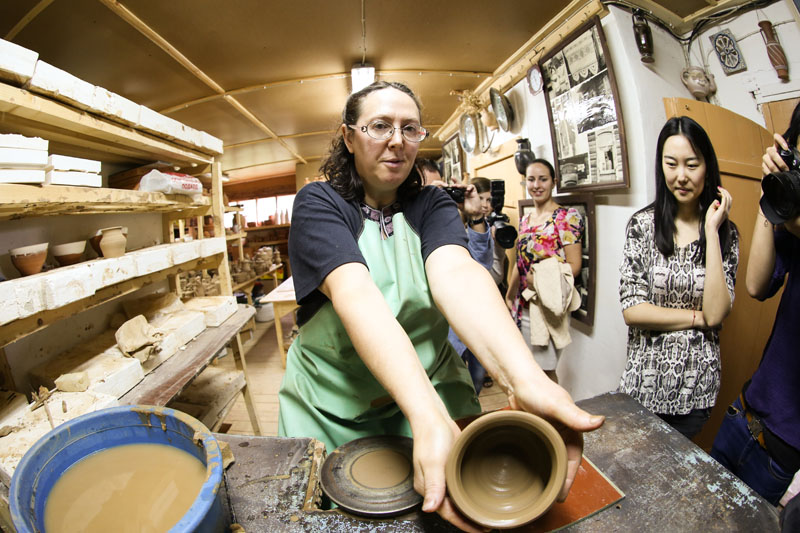 妮娜·米申采娃展示已经制造成型的陶器。（人民网记者 屈海齐摄）