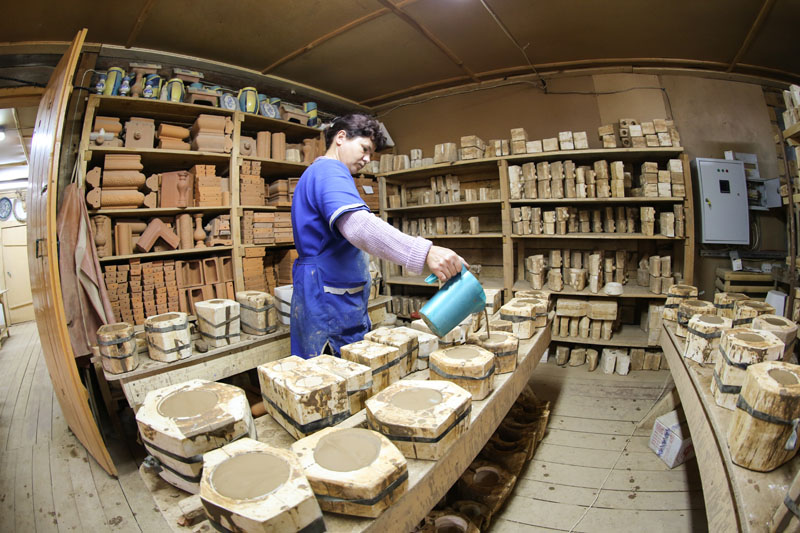 图为手工作坊的师傅在制作陶器。（人民网记者 屈海齐摄）