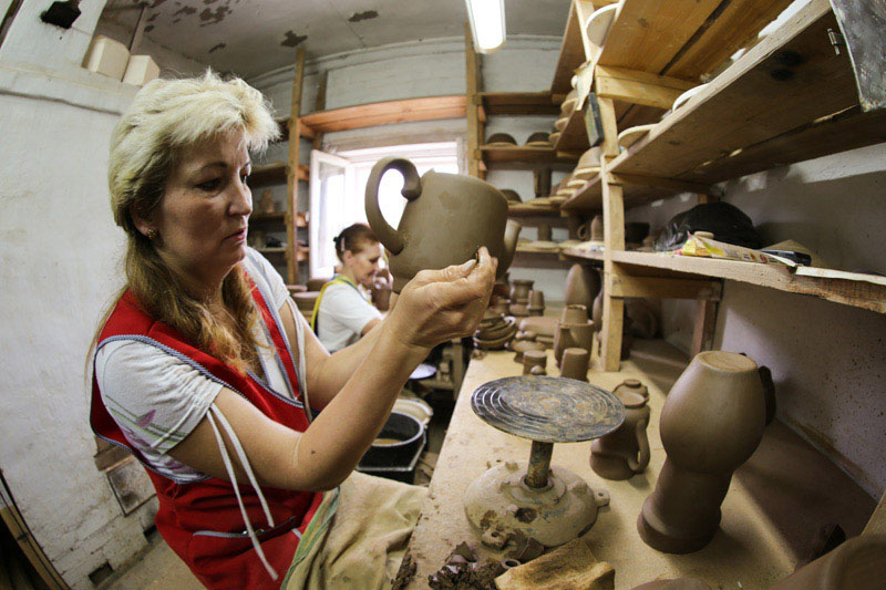 图为手工作坊的师傅在制作陶器。（人民网记者 屈海齐摄） 