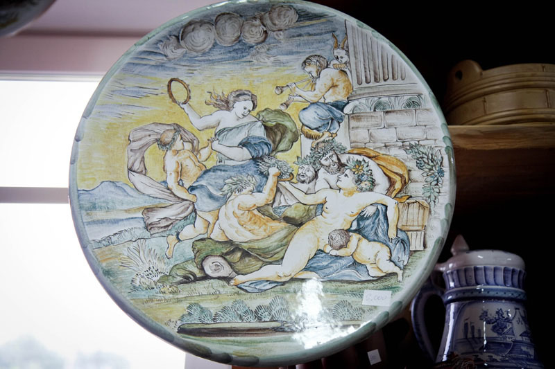 图为画有古希腊传说主题的陶瓷装饰盘。（人民网记者 屈海齐摄）