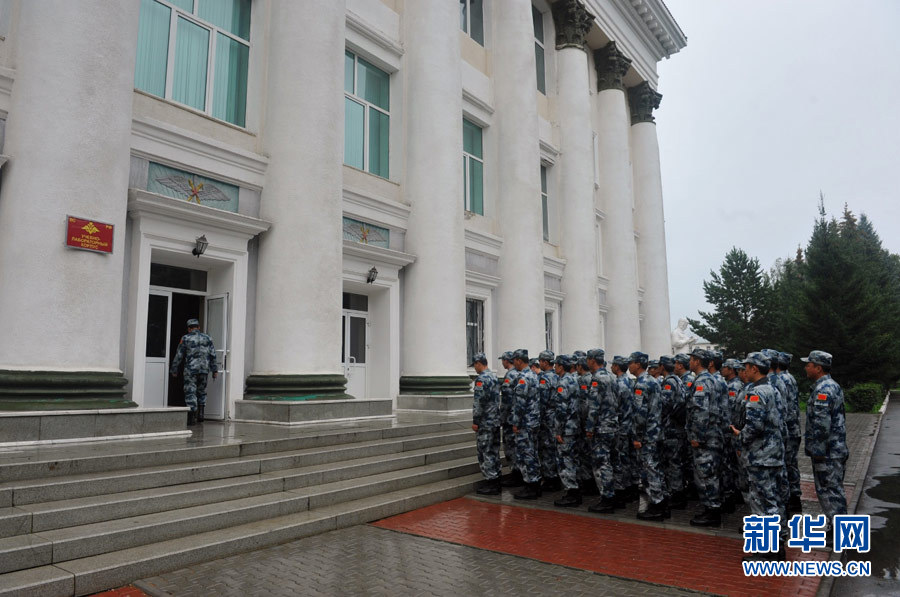 参加“和平使命-2013”中俄联合反恐军事演习的中方空军战斗群官兵来到学院博物馆参观。 田旭辉摄