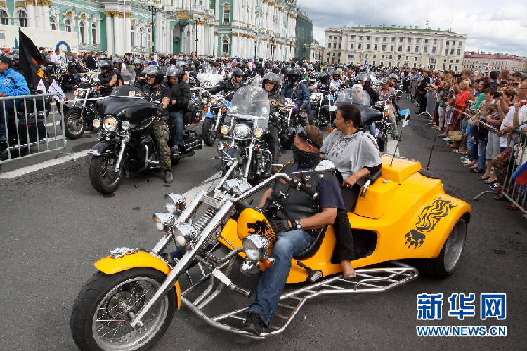 8月10日，俄罗斯圣彼得堡的摩托车迷在冬宫前的宫廷广场举行活动，庆祝哈雷戴维森摩托诞生110周年。新华网记者 拉姆津娜 摄