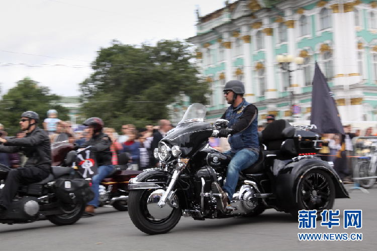 8月10日，俄罗斯圣彼得堡的摩托车迷在冬宫前的宫廷广场举行活动，庆祝哈雷戴维森摩托诞生110周年。新华网记者 拉姆津娜 摄