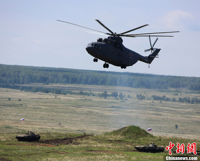 俄军米-26型直升机飞临演习区域。中新社发 李祥辉摄