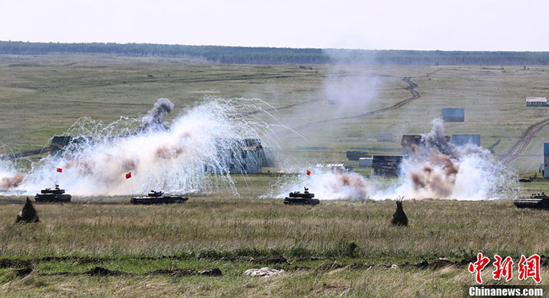 中方坦克战车对恐怖武装力量实施火力打击。中新社发 李祥辉摄