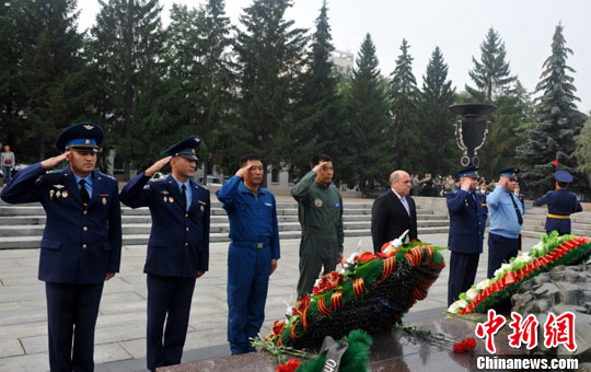 中俄空军战斗群代表为象征胜利、和平的长明之火敬礼。中新社发 田旭辉摄