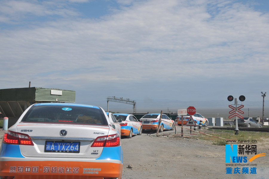 采访车队进入哈萨克斯坦边境口岸  新华社记者 张桂林 摄