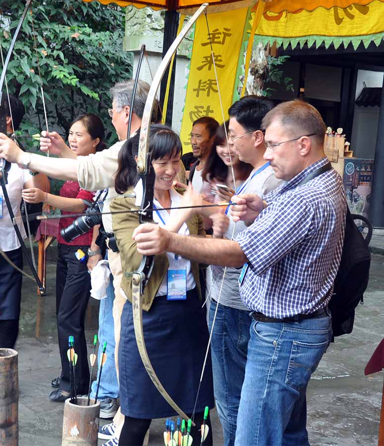 俄罗斯记者也来体验一把中国古代射箭（人民网 李响摄）