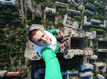 俄罗斯少年流行徒手攀高 百米高空泰然自若