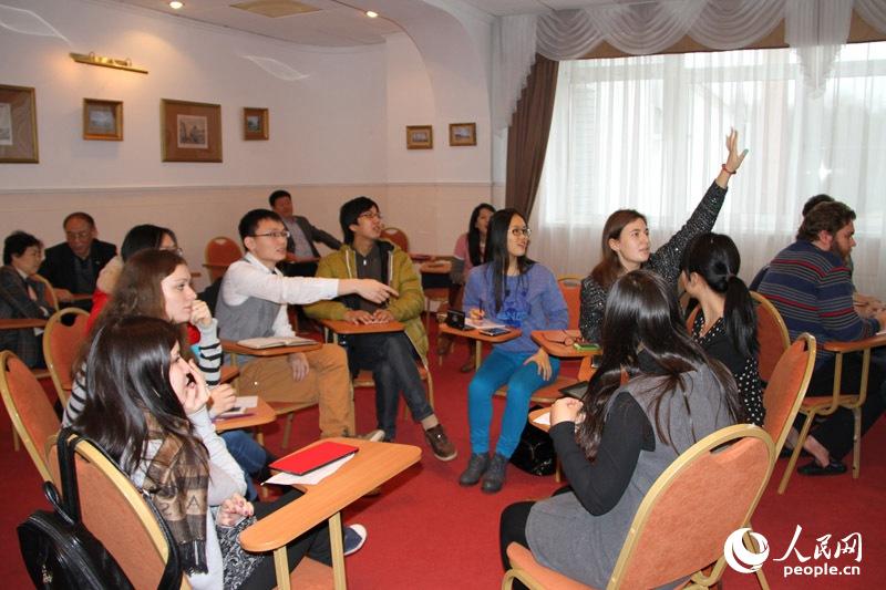 中俄学生积极参与分组讨论 人民网记者 华迪 摄