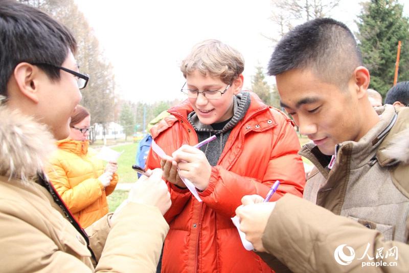 中俄学生参与互动活动 人民网记者 华迪 摄