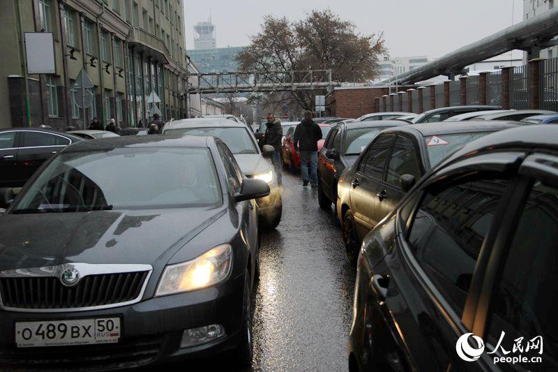组图：俄罗斯晚高峰拥堵 司机合力抬车缓解交通