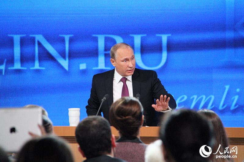 俄罗斯总统普京18日12时整（北京时间17时整）举行2014年度大型记者招待会。因本次记者会正值卢布大幅贬值和西方对俄制裁加剧之时，所以受到国际社会广泛关注。
