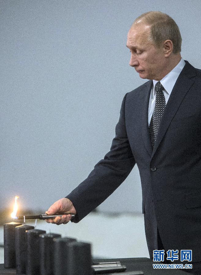 1月27日，在俄罗斯首都莫斯科，俄罗斯总统普京在纪念活动上点燃蜡烛。