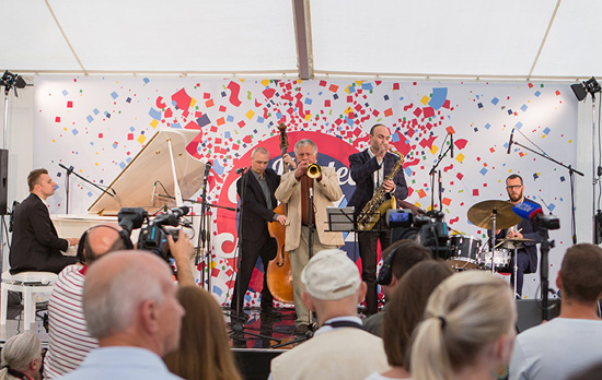 第13届国际爵士乐节 - Koktebel Jazz Party 新闻发布会后小型爵士乐演出（人民网记者 屈海齐 摄）