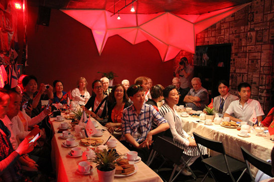 “俄罗斯族母亲寻根之旅”代表团与俄各界友好人士举行茶话会 （人民网记者 华迪 摄）