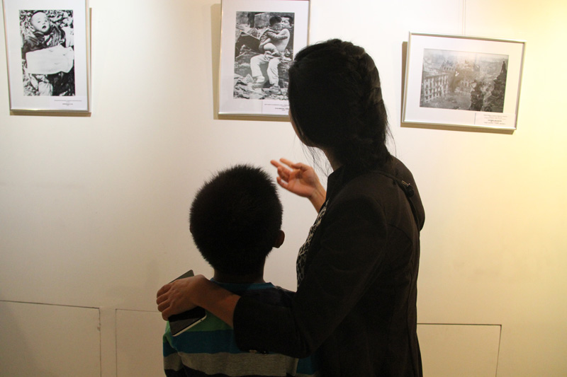  中国母亲带着孩子观看展览 （人民网记者 华迪 摄）