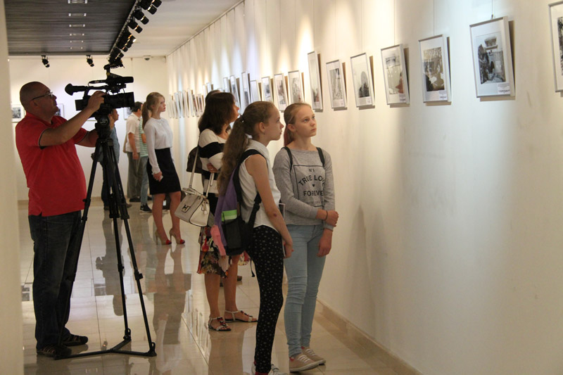 俄罗斯13岁女孩达莎和朋友观看展览 （人民网记者 华迪 摄）