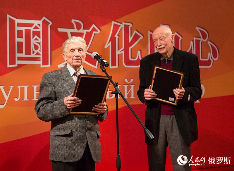 俄罗斯汉学家华克生和谢尔盖·托洛普采夫分别获得终身成就奖（人民网记者 屈海齐 摄）