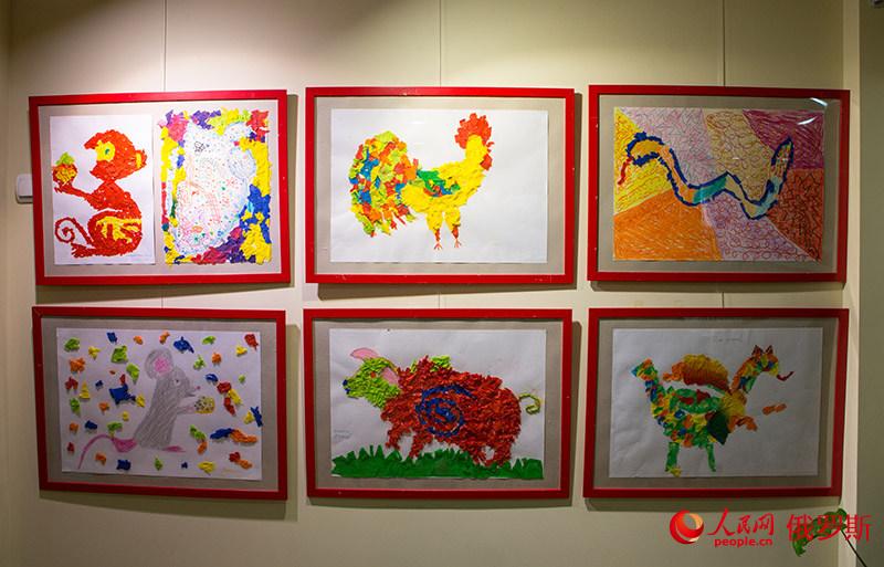 俄罗斯儿童笔下的中国十二生肖像手工展（人民网记者 屈海齐 摄）