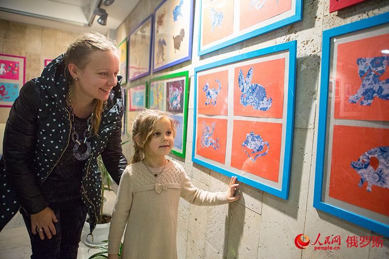 俄罗斯母亲带领女儿一起参观展览（人民网记者 屈海齐 摄）