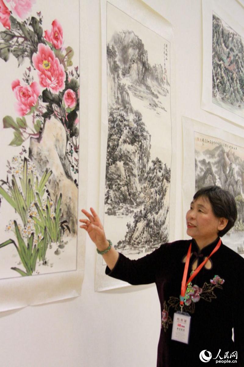 畫家胡慶國及其作品（人民網記者 華迪攝）
