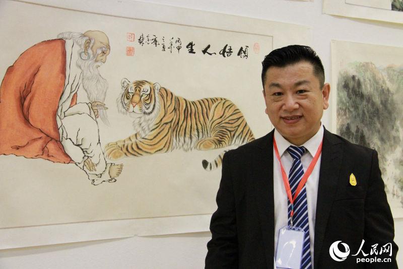 郭金棟及其作品（人民網記者 華迪攝）