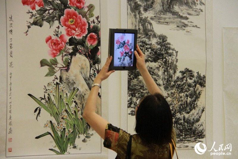俄羅斯觀眾觀展並拍攝 （人民網記者 華迪攝）