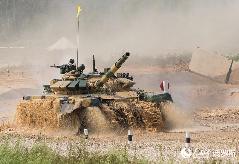竞赛中的蒙古代表队驾驶着Т-72Б3坦克（人民网记者 屈海齐 摄）
