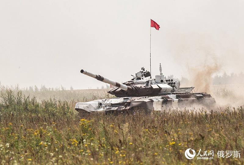 竞赛中的哈萨克斯坦代表队驾驶着Т-72Б3坦克（人民网记者 屈海齐 摄）