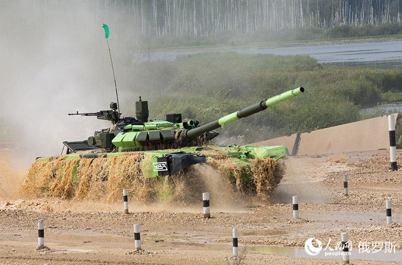 竞赛中的俄罗斯代表队驾驶着Т-72Б3坦克（人民网记者 屈海齐 摄）
